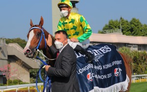 Caspar Fownes pats Sky Field after his 2021 Group One Hong Kong Sprint (1,200m) win under Blake Shinn at Sha Tin. Photos: Kenneth Chan
