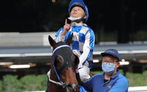 Alfred Chan points to the sky after winning aboard Sugar Sugar. Photos: Kenneth Chan
