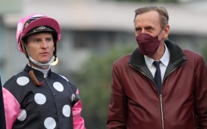 Beauty Eternal’s trainer, John Size, chats with Zac Purton following the galloper’s win at Sha Tin on January 21. Photo: Kenneth Chan