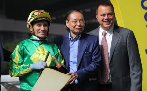 Luke Currie (left) and Caspar Fownes (right) celebrate Lucky Banner’s win at Sha Tin on Wednesday night with connections. Photo: Kenneth Chan