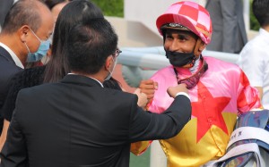 Karis Teetan celebrates Amazing Victory’s win at Sha Tin on September 11 with connections. Photo: Kenneth Chan