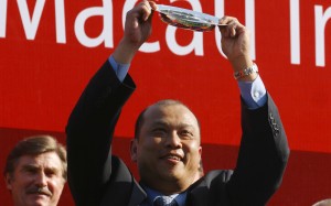 Joe Lau celebrates Crown’s Gift’s victory in the first Hong Kong Macau Trophy in 2004. Photos: Kenneth Chan