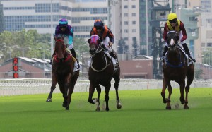 Kurpany (right) upsets the apple cart in Sunday’s five-runner Class Two sprint. Photos: Kenneth Chan