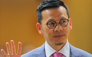 Frankie Lor acknowledges his 400th win as a trainer at Happy Valley on Wednesday night. Photo: Kenneth Chan