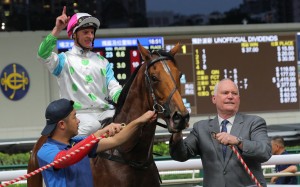 Zac Purton salutes as David Hall holds Gallant Hero at Happy Valley on April 19. Photos: Kenneth Chan