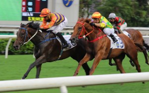 Straight Arron (left) wins the Group Three Queen Mother Memorial Cup in May. Photo: Kenneth Chan