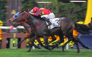 Hugh Bowman completes his Happy Valley four-timer with a narrow win aboard Happy Golf. Photo: Kenneth Chan