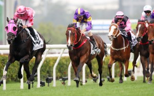Helios Express (centre) grinds his way to victory in the Classic Cup. Photo: Kenneth Chan