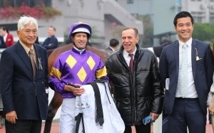 Larry Yung (left), jockey Hugh Bowman, trainer John Size and Andy Yung celebrate a Helios Express victory. Photos: Kenneth Chan