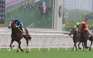 Full Credit gets off the mark at start three under Lyle Hewitson on Sunday. Photos: Kenneth Chan