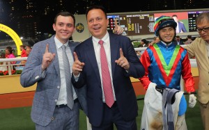 Caspar Fownes (centre) celebrates his 1,100th Hong Kong win with son Ronan (left) and Ellis Wong at Happy Valley. Photos: Kenneth Chan