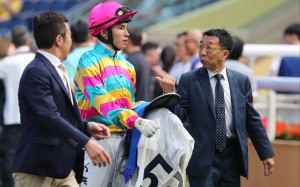 Trainer Me Tsui (right) discusses Super Axiom’s midweek victory with jockey Ellis Wong. Photos: Kenneth Chan