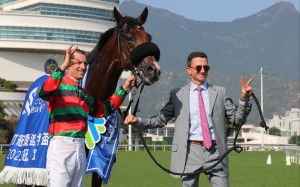 Jockey Hugh Bowman and trainer Douglas Whyte with Russian Emperor after his win in the 2023 Group One Champions & Chater Cup (2,400m). Photo: Kenneth Chan