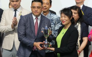 Pierre Ng collects the Guangdong-Hong Kong Cup after Super Bonus’ tough win at Sha Tin. Photos: Kenneth Chan