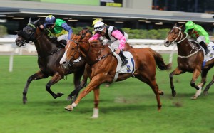 Beauty Waves wins at Happy Valley on April 24 under Zac Purton. Photos: Kenneth Chan