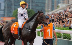 Jockey Vincent Ho waves to fans after Golden Sixty’s last run in April’s Champions Mile. Photos: Kenneth Chan