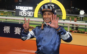 Karis Teetan celebrates his 700th Hong Kong win after booting home Speedstar at Happy Valley. Photos: Kenneth Chan