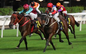 Karis Teetan lifts Take Action (inside) to a narrow win over Ninja Derby at Happy Valley. Photos: Kenneth Chan
