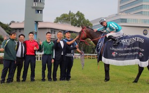 Jockey James McDonald and trainer Danny Shum enjoy Romantic Warrior’s Hong Kong Cup victory with stable staff. Photo: Kenneth Chan