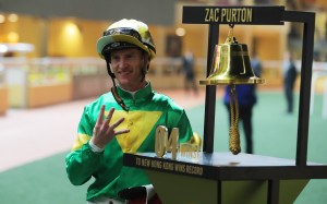 Zac Purton rings the bell counting down the number of wins needed to break Douglas Whyte’s record. Photos: Kenneth Chan