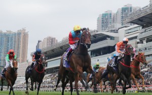 Ka Ying Rising (yellow cap) snares the Group One Queen’s Silver Jubilee Cup (1,400m) under Karis Teetan. Photos: Kenneth Chan