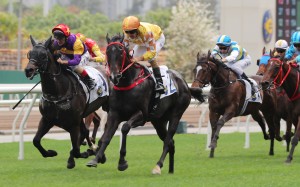 Hugh Bowman boots home Crossborderpegasus at Sha Tin on Saturday. Photos: Kenneth Chan