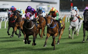 Jumbo Legend (right) nails Fallon in a tight finish at Happy Valley. Photos: Kenneth Chan