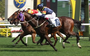 Californiatotality (outside) narrowly beats Steps Ahead and Pray For Mir. Photos: Kenneth Chan