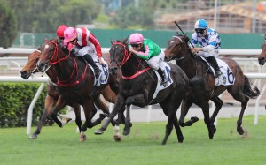 Bundle Award (centre) gets up close to home under Zac Purton. Photos: Kenneth Chan