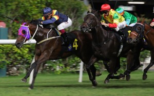 Californiatotality (inside) and Alexis Badel get on top late to win at Happy Valley. Photo: Kenneth Chan