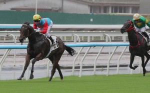 Ka Ying Rising bursts clear under Zac Purton to win the Chief Executive’s Cup for the second straight year. Photos: Kenneth Chan