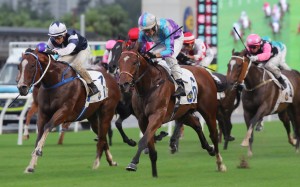 Solid Win storms home down the outside under Hugh Bowman to win at Sha Tin. Photos: Kenneth Chan