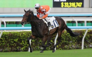 Bulb General cruises to victory under Zac Purton. Photos: Kenneth Chan