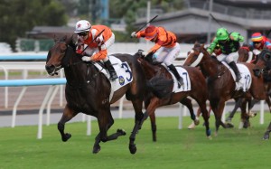 Bulb General storms home under Zac Purton to make it three wins in succession. Photos: Kenneth Chan