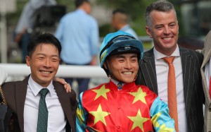 Trainer Jamie Richards (right), assistant trainer Ben So (left) and jockey Keith Yeung celebrate Goldentronicmighty’s victory. Photos: Kenneth Chan
