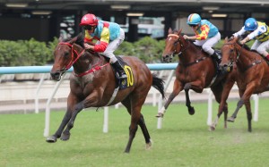 Hakka Radiance surges clear under Zac Purton to complete a Happy Valley hat-trick. Photos: Kenneth Chan
