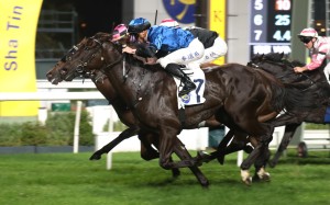 Dazzling Fit (outside) scores a narrow win under James McDonald. Photos: Kenneth Chan