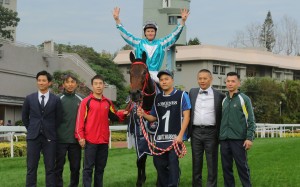 Jockey James McDonald, trainer Danny Shum (second from right) and stable staff celebrate Romantic Warrior’s fourth straight Hong Kong Cup success. Photos: Kenneth Chan