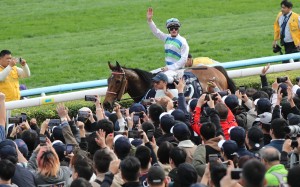 Jockey Zac Purton salutes the Sha Tin crowd after booting home Voyage Bubble in the Group One Hong Kong Sprint. Photos: Kenneth Chan