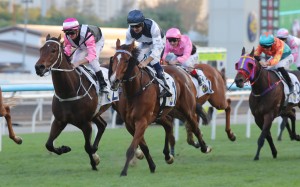 Invincible Ibis storms home under Hugh Bowman to notch a fourth straight win. Photos: Kenneth Chan