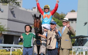 Trainer David Hayes (right) with Ka Ying Rising and jockey Zac Purton after his record-setting win at Sha Tin. Photos: Kenneth Chan