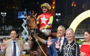 Crimson Flash brings up a five-timer for Mark Newnham. Photos: Kenneth Chan.