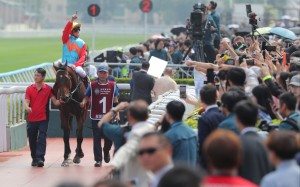 Zac Purton salutes the Sha Tin crowd after Ka Ying Rising’s Chairman’s Sprint Prize win last month. Photos: Kenneth Chan