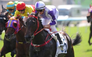 Robot Lucky Star, ridden by Zac Purton, wins at Sha Tin. Photos: Kenneth Chan