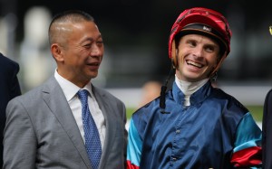 Lyle Hewitson (right) celebrates his win on Winning Champion with Danny Shum (left) at the Happy Valley season finale. Photos: Kenneth Chan
