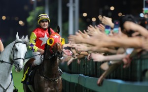 Andrea Atzeni celebrates his win on Crimson Flash last season with the Happy Valley crowd. Photos: Kenneth Chan