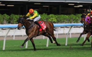 Nichola Yuen guides Prestige Always to victory at Happy Valley. Photos: Kenneth Chan