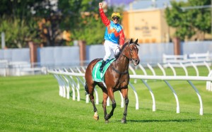 Zac Purton salutes after winning last year’s The Everest. Photos: HKJC
