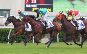 Raging Blizzard (centre) nails Ka Ying Attack (inside) late to win the Premier Bowl. Photos: Kenneth Chan