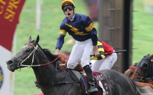 Tommy Berry celebrates after winning the Group One Chairman’s Sprint Prize (1,200m) on Chautauqua in 2016. Photos: Kenneth Chan
